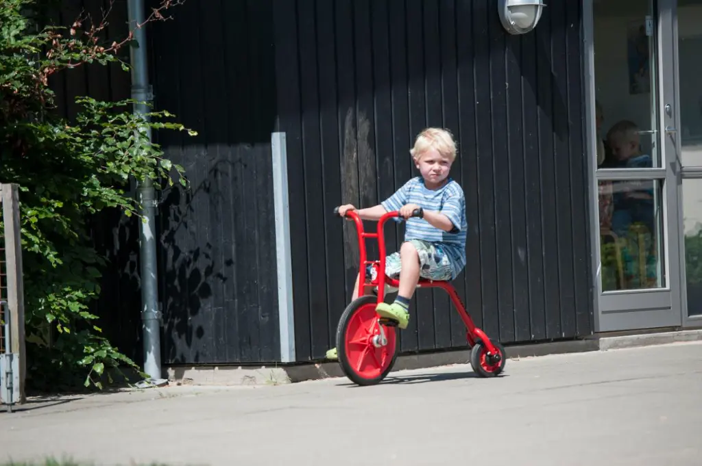 winther-viking-explorer-penny-farthing-smaill-with-boy-48200_1280x1280.webp